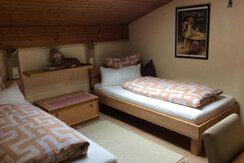 Jugendzimmer mit 2.TV,  "Sonnenblume"