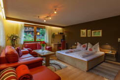 Wohnzimmer mit Doppelbett