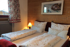 Schlafzimmer 1 "Rose"