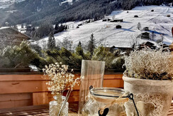 alpbachloft_alpbachtal_kaffeeambalkonwinter