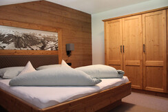 Schlafzimmer mit Doppelbett