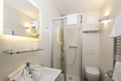 Familiensuite Angerer Dusche/WC 2