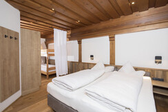 Familiensuite Tirol Schlafzimmer