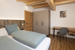 Schlafzimmer mit Schreibtisch Apartment Rosenegg