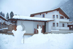 Apartment Tirol Winteransicht mit Schneemann