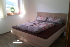 Schlafzimmer mit Doppelbett