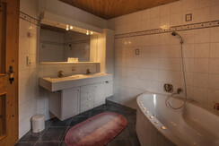 Moaeben Alpbach. Panorama Badezimmer