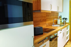 Küchenzeile mit Mikrowelle