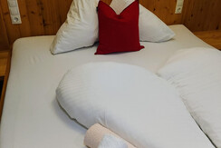 hochwertiges Holzbett