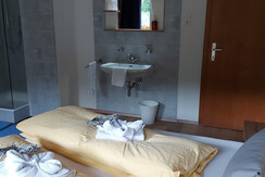 Zimmer 2 mit Dusche