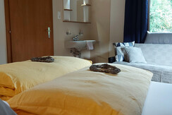 Zimmer 3 mit Waschbecken