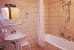 Badezimmer mit Waschbecken und Wanne