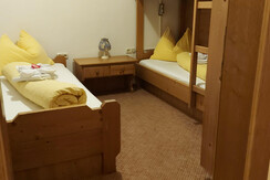 Zimmer mit Einzelbett und Etagenbett