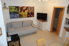 ausziehbares Boxspringsofa in der Wohnküche