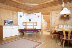 App. Schatzberg_Wohnzimmer_Kachelofen