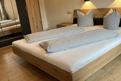 Schlafzimmer mit Schrank