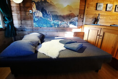 Das Sofa bietet Platz für 2 Personen