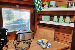 Toaster, Kaffeemaschine, Geschirr - all inclusive