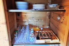 Teller, Gläser und Tassen im Tiroler Stil