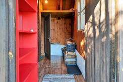 Eingangsbereich mit ausreichend Brennholz