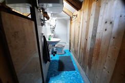 Bad mit Waschbecken, Toilette und Dusche