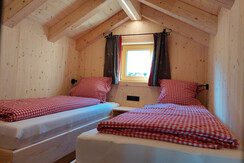 Zwei Betten im Juche (über eine Leiter)