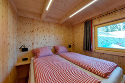 Schlafzimmer 1 mit Doppelbett (Zirbenholz)