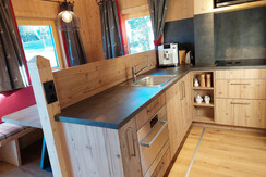 Küche mit Spülmaschine und Kaffee-Vollautomat