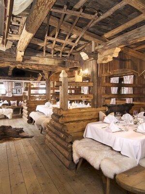 Bischoferalm Lokal schön gedeckt | © Fam. Kostenzer