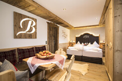 Zimmer Nr. 1 mit Sitzecke und Terrasse  Aussicht J