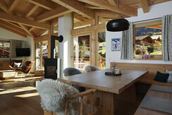 Viel-Platz-fuer-lange-Tischgespraeche_Chalet-Matty