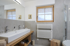 Modernes-Interieur_Bad_EG_Chalet-Matty