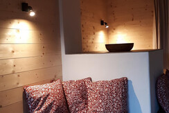 Kachelofen mit Ofenbank