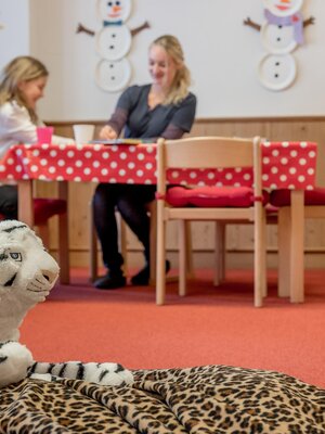 Spilzimmer mit Kuscheltieren und Maltisch