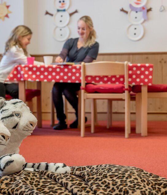 Spilzimmer mit Kuscheltieren und Maltisch