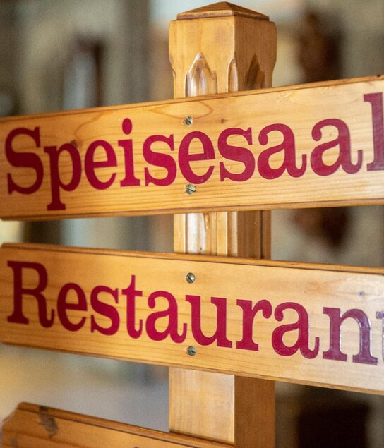 Wegweiser im Hotel | © Der Kirchenwirt
