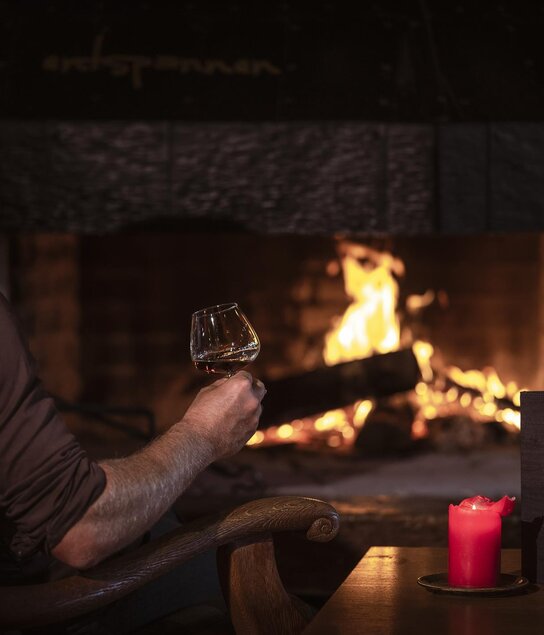 Weingenuss beim Kaminfeuer | © Der Kirchenwirt Reith i.A.