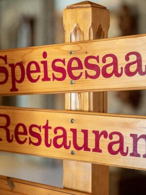 Wegweiser im Hotel | © Der Kirchenwirt