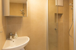 Dusche im Doppelzimmer