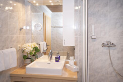 double room bathroom