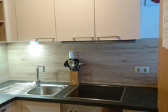 Küche mit Geschirrspüler und Mikrowelle