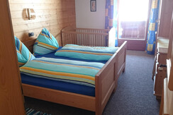 Zimmer in der Ferienwohnung mit Gitterbett