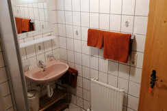Bad mit Dusche und WC