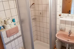 Bad mit Dusche und WC
