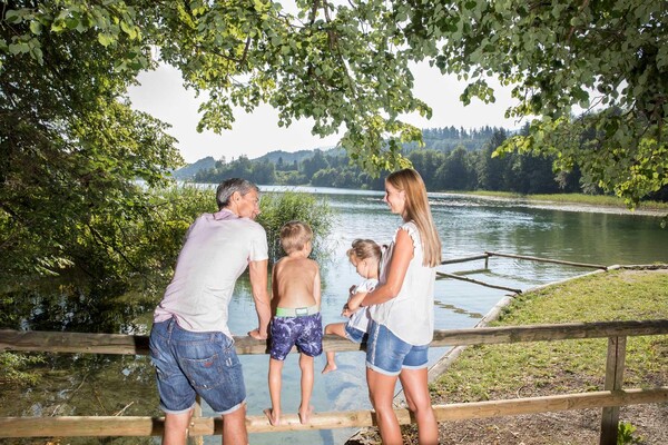 Familie-beim-Baden-im-Reintalersee_Alpbachtal-Tour