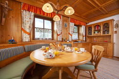 Kruckenhaus Ferienwohnung gedeckter Stubentisch