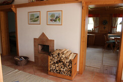 Kruckenhaus Ferienwohnung, Holz für den Kachelofen