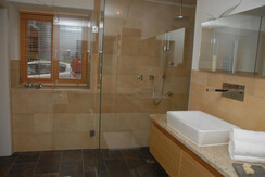 großzügiges Badezimmer