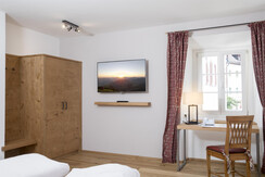 Kabelfernsehen mit Flachbildschirm, Schreibtisch