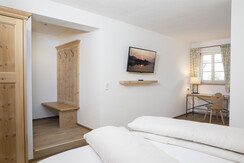 Schreibtisch und Flat TV mit Kabelfernsehen